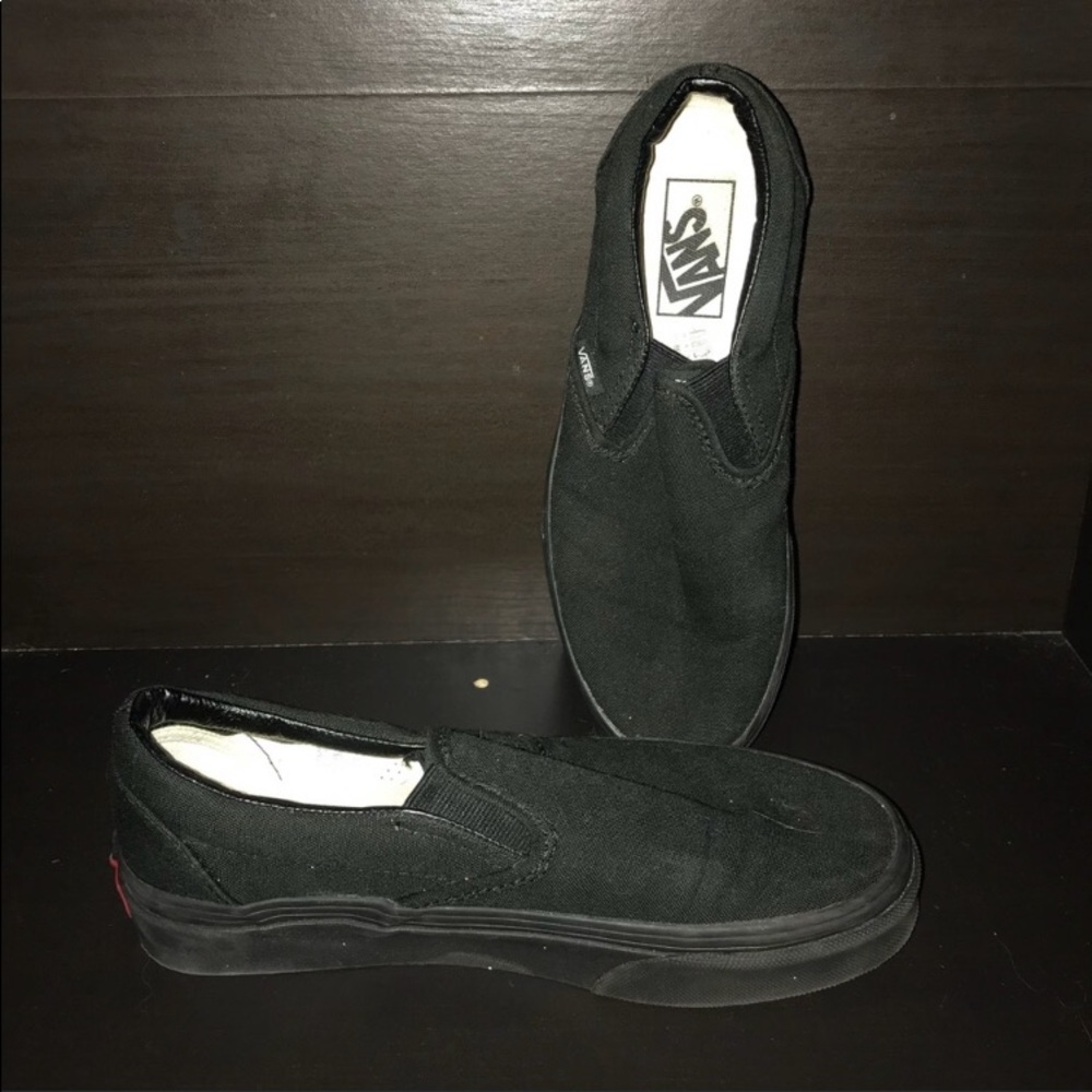 ALL BLACK VANS SLIP-ON